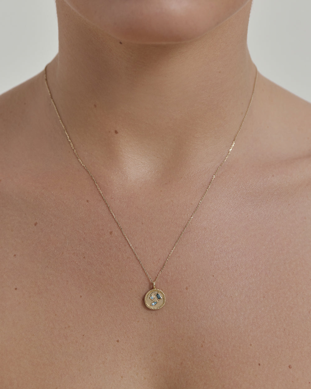 CREATIVITY REIGNS BLUE TOPAZ CHARM (9K GOLD)