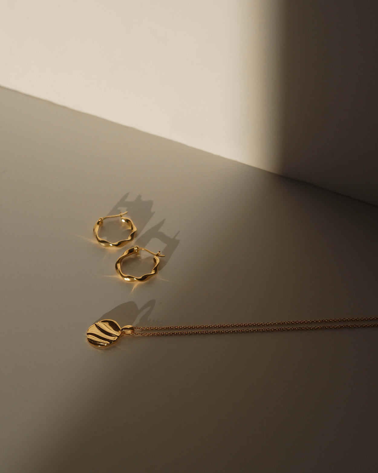 INTERTWINE CIRCLE NECKLACE (18K GOLD VERMEIL) - IMAGE 4