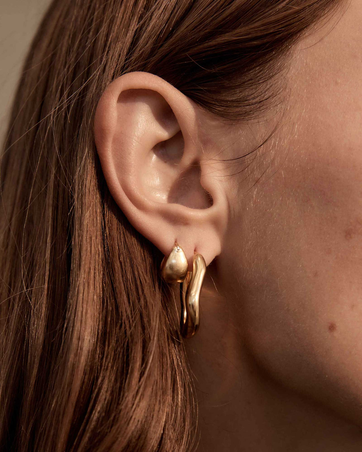 TRESOR HOOPS SMALL (18K GOLD PLATED) IMAGE 3