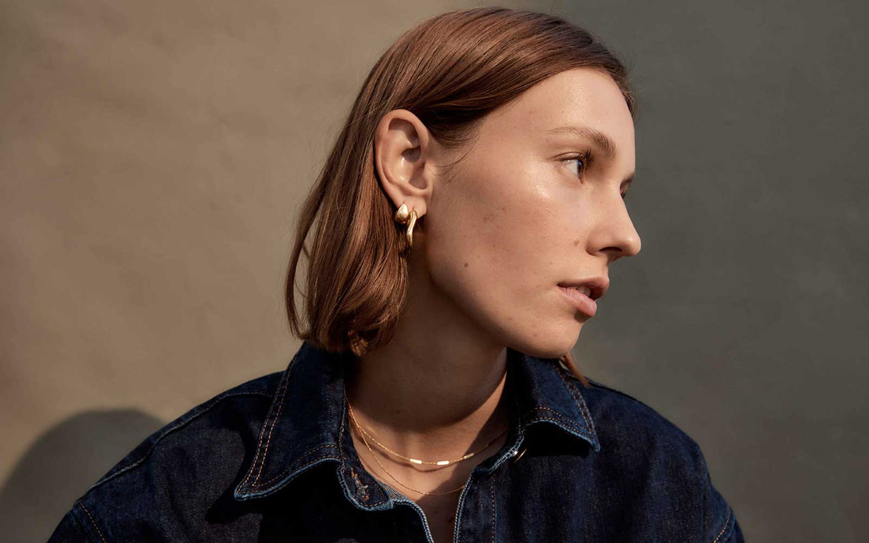 TRESOR HOOPS SMALL (18K GOLD PLATED) IMAGE 5