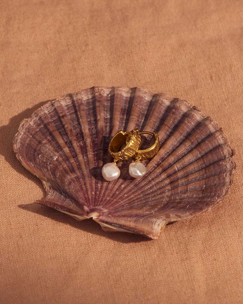 ISOLE PEARL HOOPS (18K GOLD PLATED) IMAGE 4