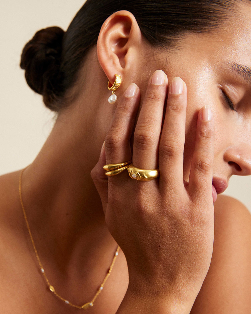 ISOLE PEARL HOOPS (18K GOLD PLATED) IMAGE 2