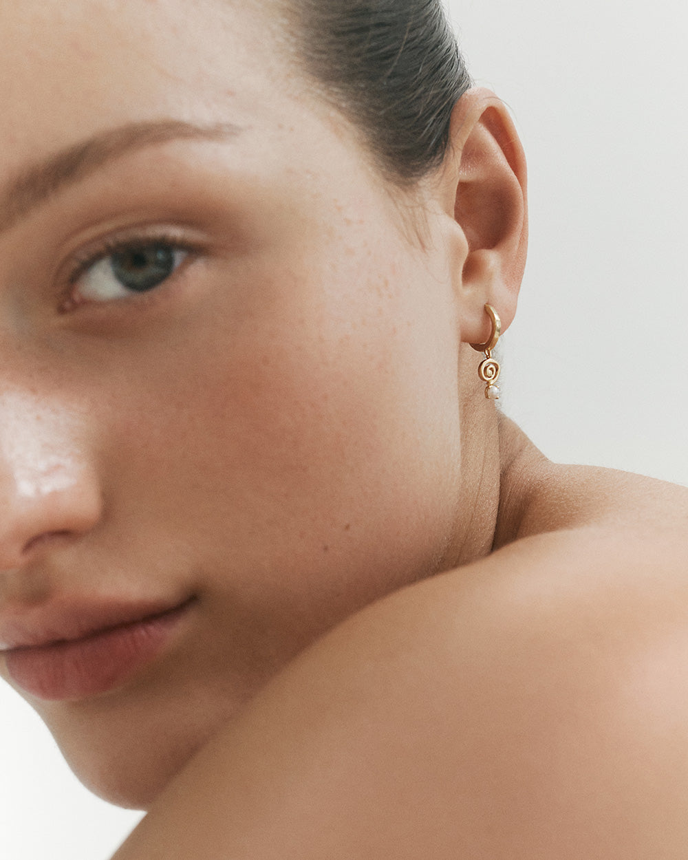 SWEET ESCAPE HOOPS (18K GOLD PLATED) IMAGE 2