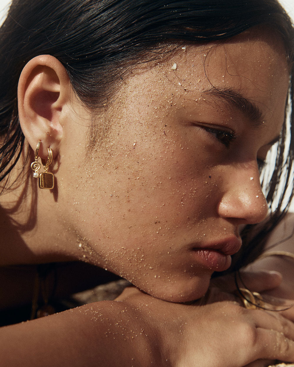 SWEET ESCAPE HOOPS (18K GOLD PLATED) IMAGE 5