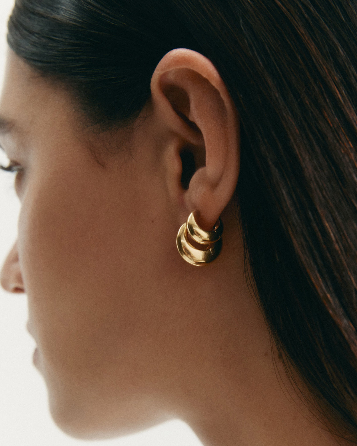 INDIGO HOOPS MEDIUM (18K GOLD PLATED) IMAGE 2