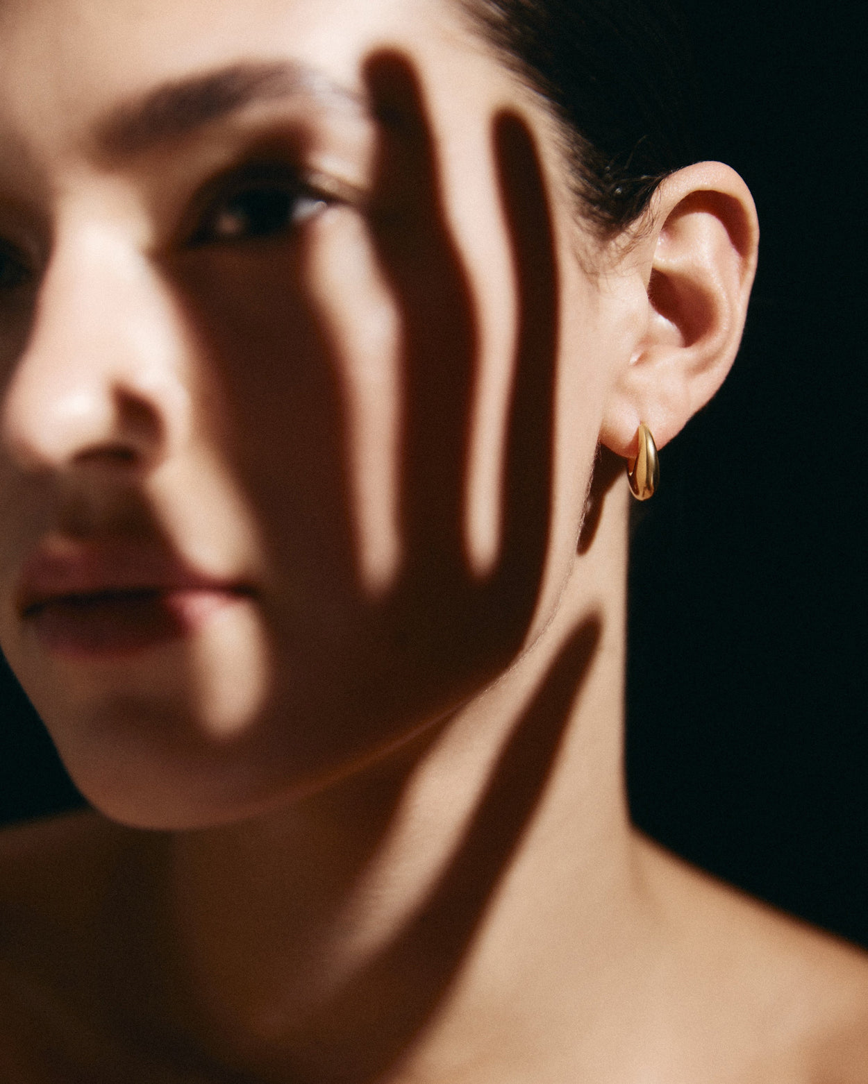 INDIGO HOOPS MEDIUM (18K GOLD PLATED) IMAGE 5