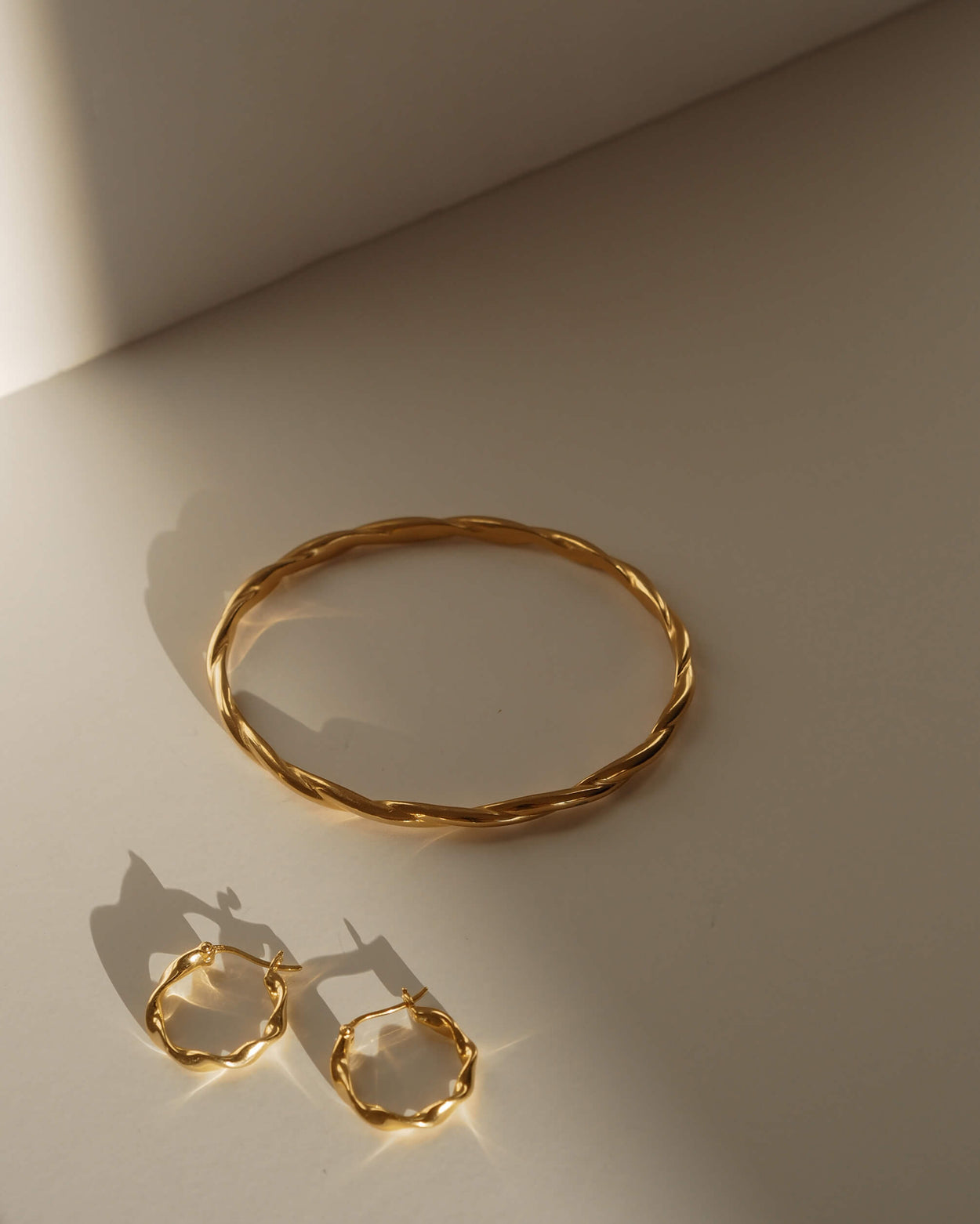 WAVE BANGLE (18K GOLD PLATED) IMAGE 4